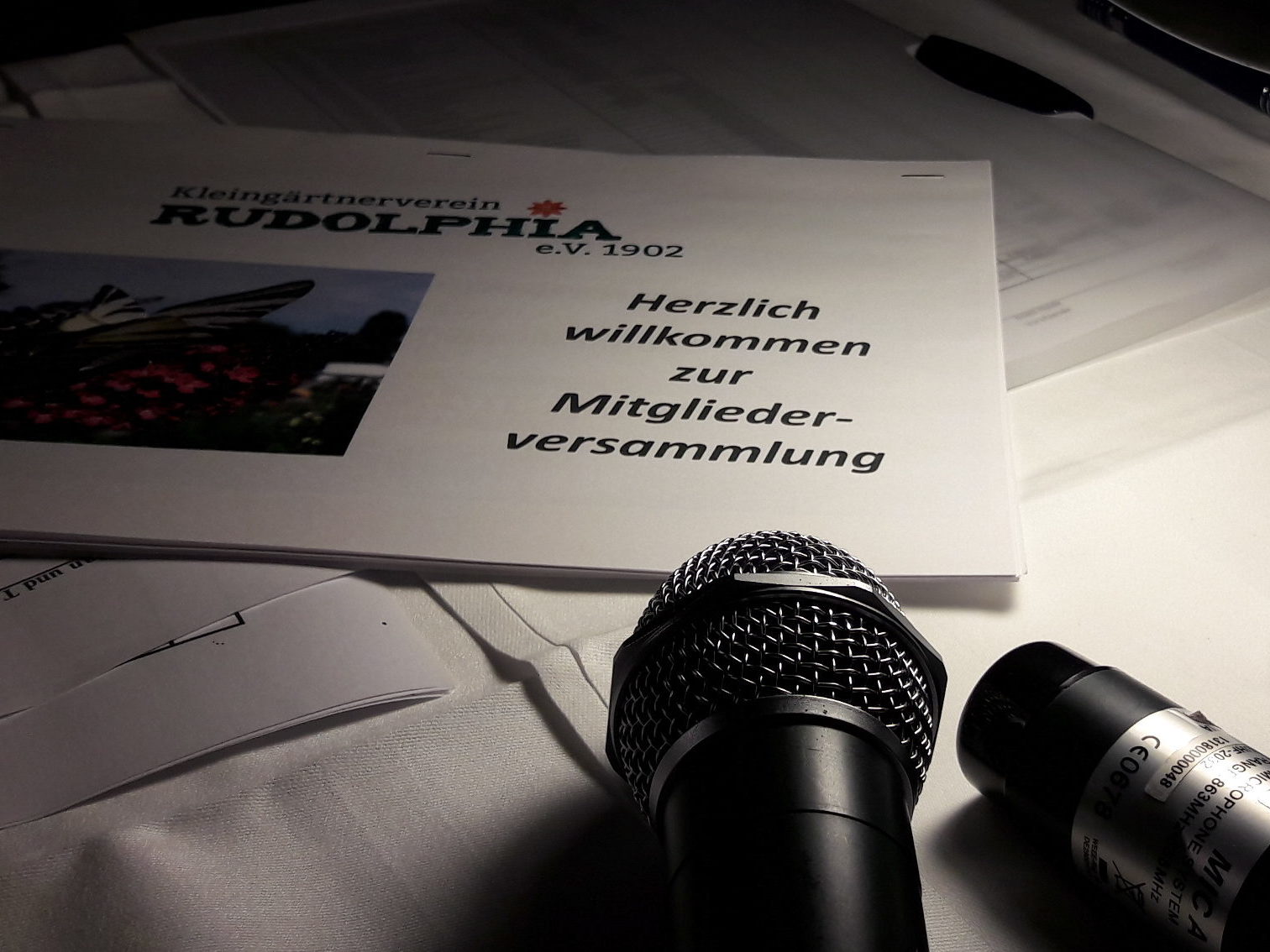 Schreibtisch mit Einladung zur Mitgliederversammlung
